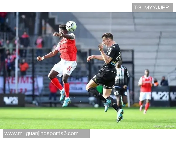 精彩足球图文直播带你领略赛场瞬间与战术分析的完美结合 精彩足球图文直播带你领略赛场瞬间与战术分析的完美结合